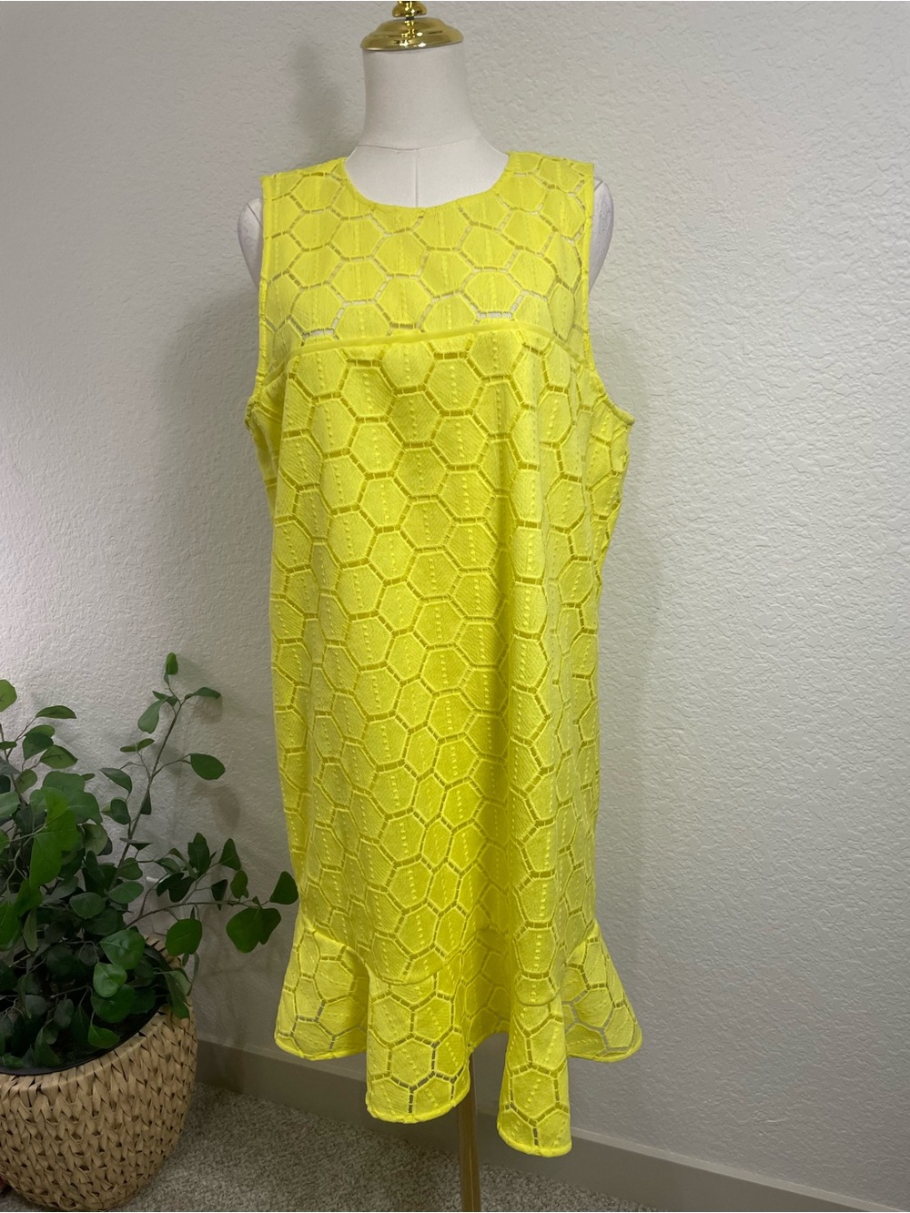 Ryegrass Neon Yellow Honeycomb Lace Sleeveless Shift Dress XL